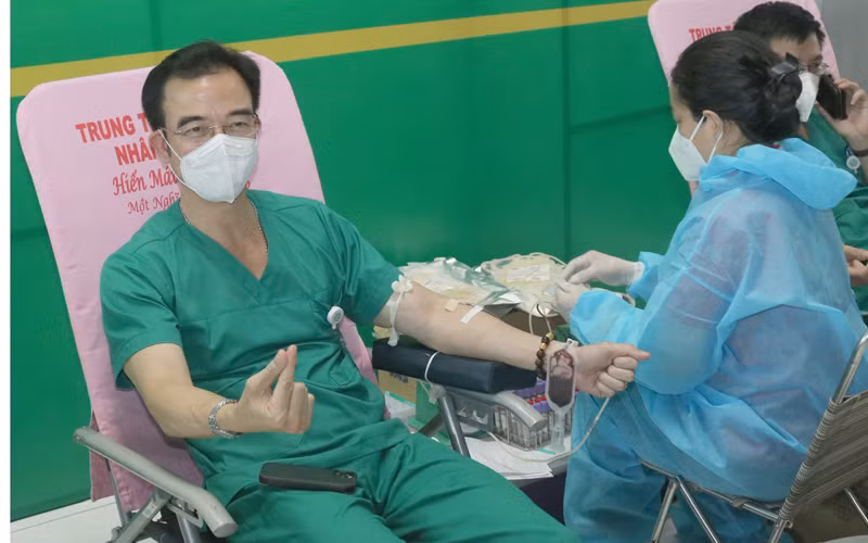 GS Nguyễn Quang Tuấn gửi lời cảm ơn tới tất cả các CBNV đã sẵn sàng hiến những dòng máu nóng hổi của mình để góp phần cứu chữa những người bệnh. Ảnh: bachmai.gov.vn
