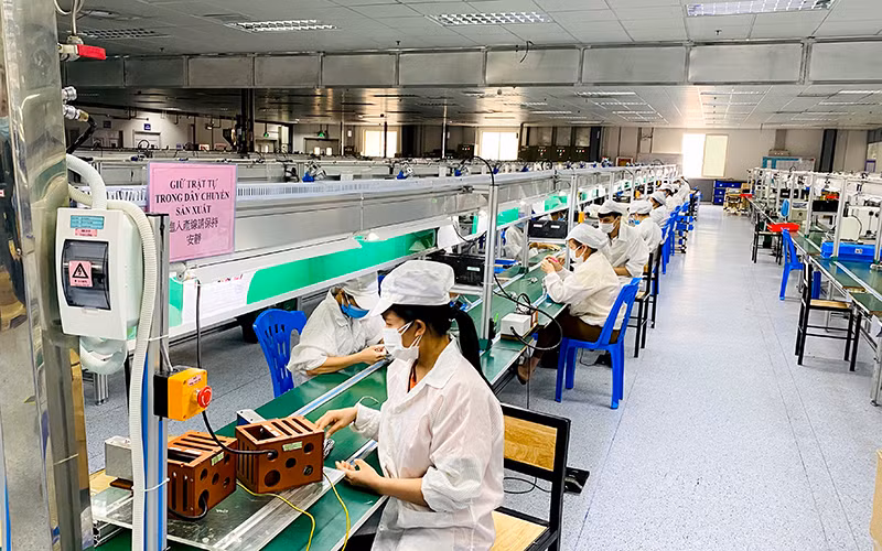 Công nhân Công ty Newwing Interconect Technology Bắc Giang trở lại làm việc sau dịch.