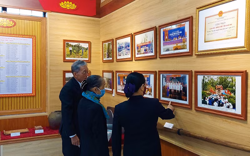 Người dân địa phương đến tham quan nhà truyền thống di tích miếu Thành Hoàng Tân Thủy.