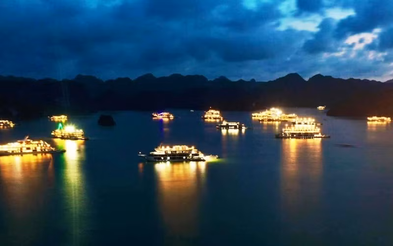 Tàu nghỉ đêm trên vịnh Hạ Long. 