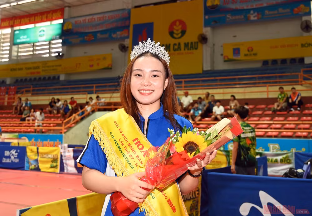 Sắc đẹp bên bàn bóng -0