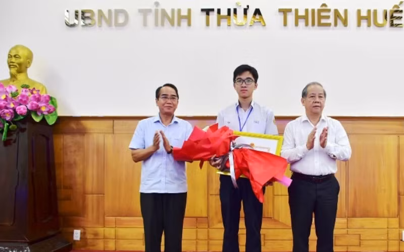 Phó Bí thư Thường trực Tỉnh ủy Bùi Thanh Hà và Chủ tịch UBND tỉnh Phan Ngọc Thọ trao tặng Bằng khen của UBND tỉnh cho em Hồ Việt Đức.