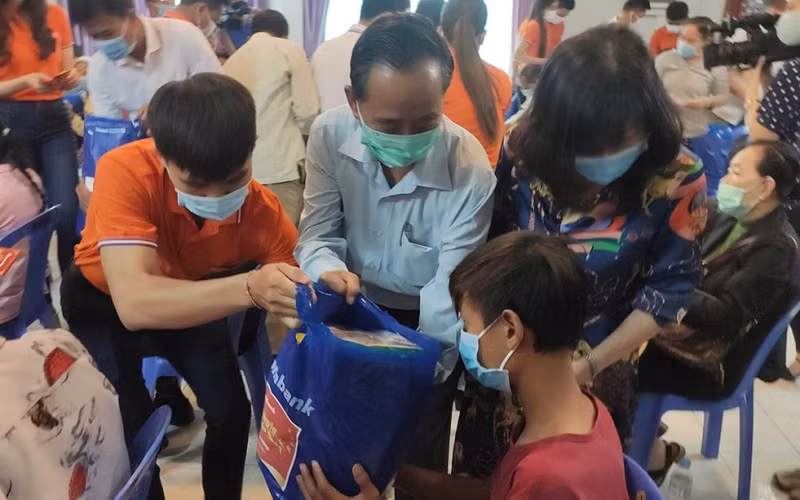 Ngân hàng Việt Nam tặng quà Tết cho người Campuchia gốc Việt tại Phnom Penh -0