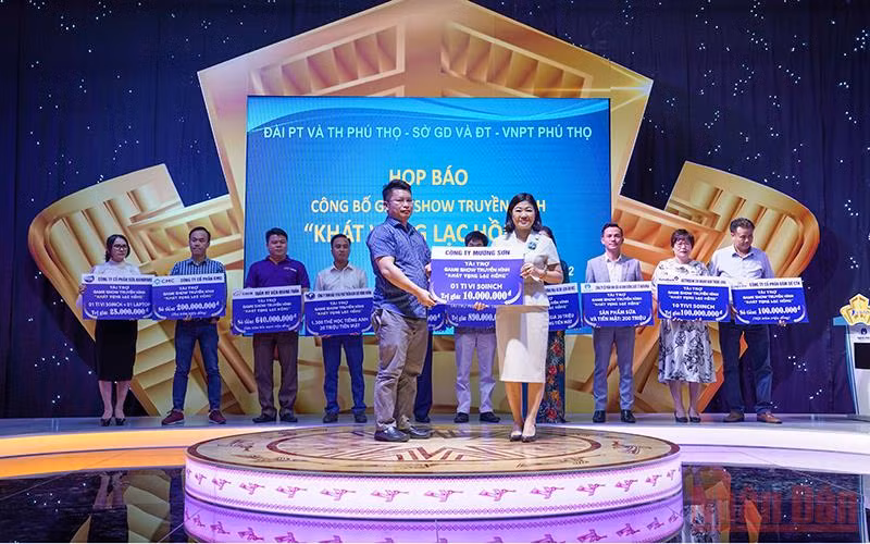 Ban Tổ chức tiếp nhận kinh phí ủng hộ chương trình "Khát vọng Lạc Hồng".
