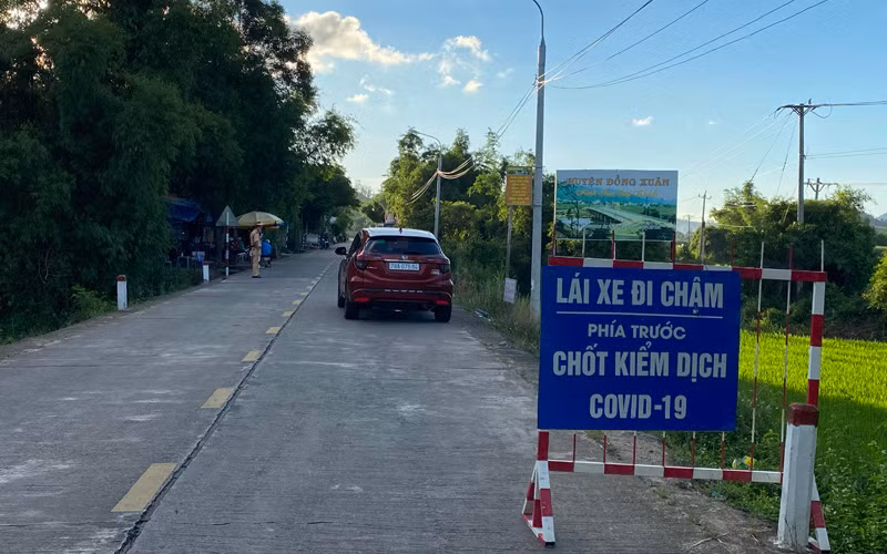 Huyện Đồng Xuân là địa phương duy nhất chưa phát hiện ca nhiễm Covid-19, nhưng công tác kiểm tra kiểm soát vẫn được tổ chức nghiêm ngặt tại các tuyến đường ra vào huyện.