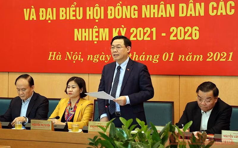 Đồng chí Vương Đình Huệ, Ủy viên Bộ Chính trị, Bí thư Thành ủy, Trưởng đoàn đại biểu Quốc hội TP Hà Nội phát biểu ý kiến tại hội nghị. Ảnh: Duy Linh