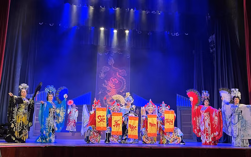 Tháng tư, những nụ cười trở lại -0