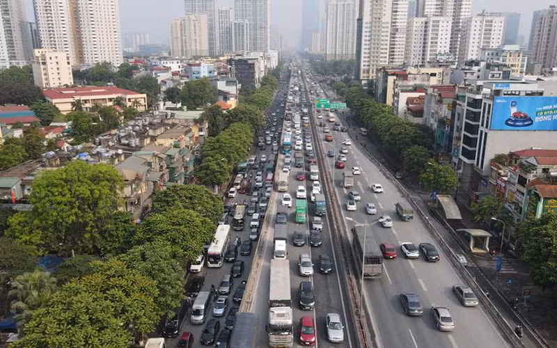 Ngay từ sáng sớm, lượng phương tiện đã rất đông trên đường Vành đai 3 trên cao.