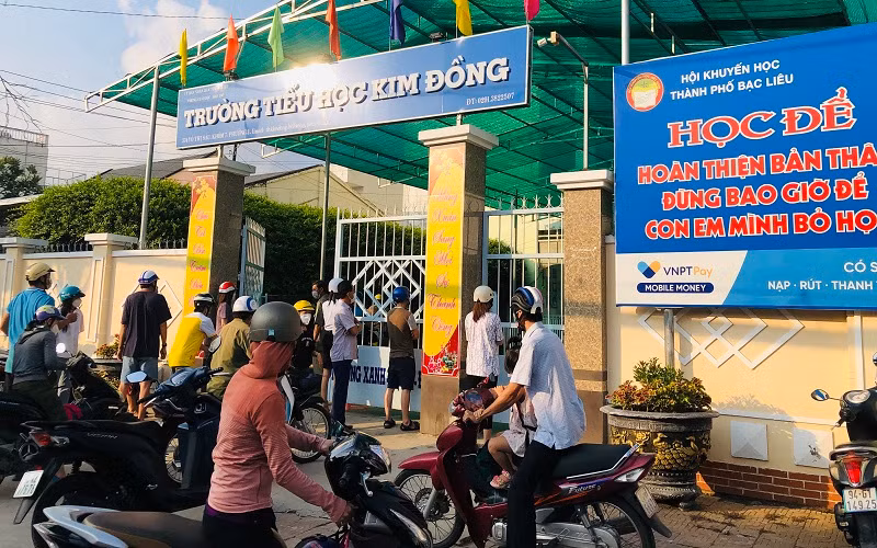 Học sinh trường Tiểu học Kim Đồng, TP Bạc Liêu ngày đầu trở lại học trực tiếp. Ảnh chụp trưa 18/4. (Ảnh Trọng Duy).