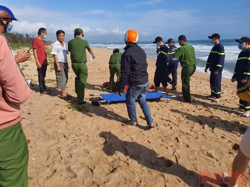 Lực lượng cứu hộ đưa nạn nhân mới bị đuối nước sáng 17/2, tại bờ biển thành phố Tuy Hòa lên bờ.