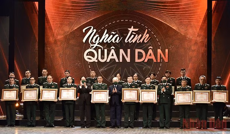 Thủ tướng dự chương trình Giao lưu nghệ thuật “Nghĩa tình quân dân” -0