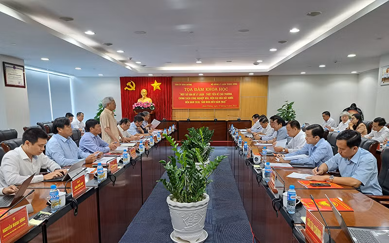 GS.TS Tạ Ngọc Tấn, Phó Chủ tịch Thường trực Hội đồng Lý luận Trung ương phát biểu ý kiến tại buổi tọa đàm.