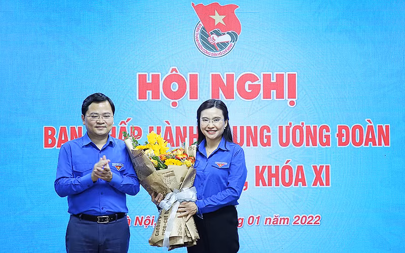 Đồng chí Nguyễn Anh Tuấn, Ủy viên Trung ương Đảng, Bí thư thứ nhất Trung ương Đoàn, tặng hoa chúc mừng đồng chí Nguyễn Phạm Duy Trang.