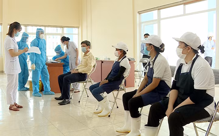 Tiêm vắc-xin phòng Covid-19 cho công nhân tại Nhà máy sản xuất linh kiện hàng không vũ trụ Sunshine (TP Đà Nẵng).