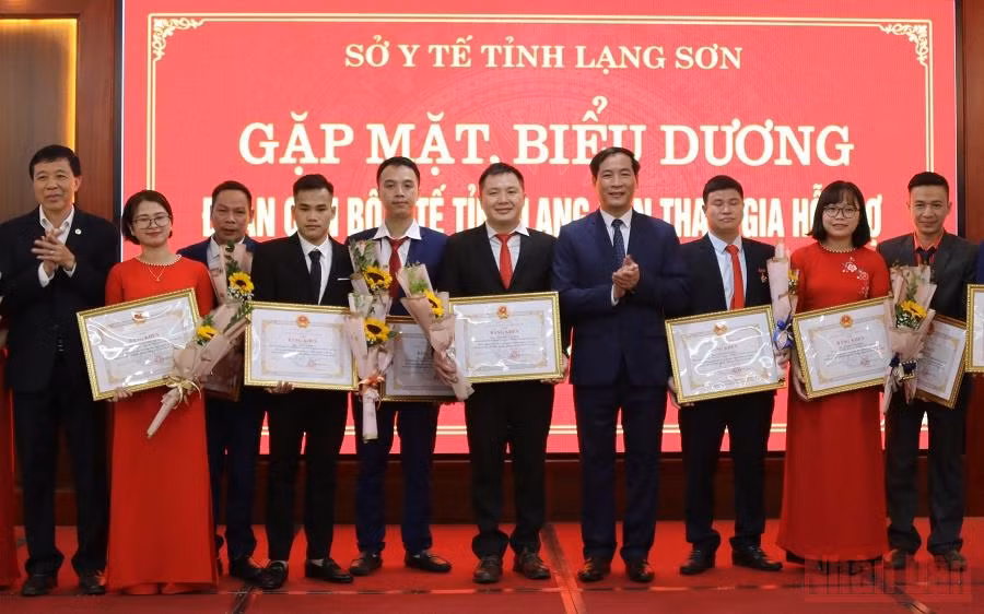 Lễ trao tặng Bằng khen của Chủ tịch UBND tỉnh Lạng Sơn cho các y, bác sĩ tham gia đoàn công tác hỗ trợ TP Hồ Chí Minh chống dịch Covid-19. (Ảnh: HÙNG TRÁNG)