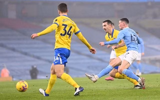 P. Foden (áo xanh) ghi bàn thắng duy nhất của trận đấu cho Man City.