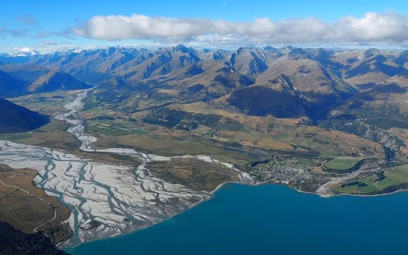 Không ảnh thị trấn Glenorchy bên hồ Wakatipu và sông Otago ở New Zealand. (Ảnh: Reuters)