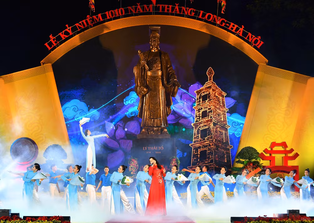 Chương trình biểu diễn nghệ thuật chào mừng 1010 năm Thăng Long – Hà Nội.