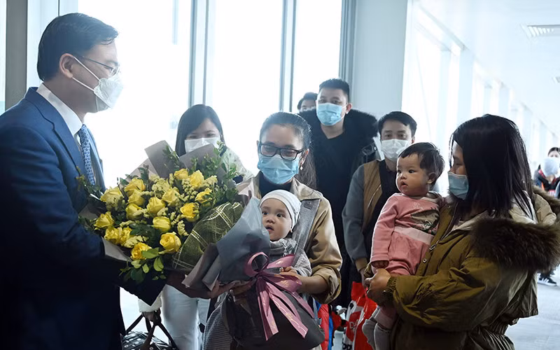Lãnh đạo Bộ Ngoại giao động viên và chúc mừng các kiều bào ở Ukraine về đến sân bay Nội Bài. (Ảnh DUY LINH)