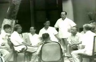 Các đồng chí trong Bộ Chính trị T.Ư Đảng đang thảo luận về tình hình sức khỏe của Bác Hồ bên ngoài ngôi nhà H67 cuối t