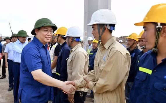 Bí thư Thành uỷ Vương Đình Huệ thăm hỏi cán bộ, kỹ sư, công nhân trên công trường thi công nút giao đường vành đai 3 với cao tốc Hà Nội- Hải Phòng. (Ảnh: DUY LINH)