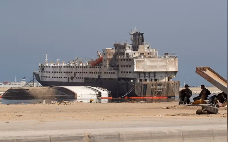 Quân đội Lebanon làm việc tại hiện trường vụ nổ tại cảng Beirut. (Ảnh: Reuters)