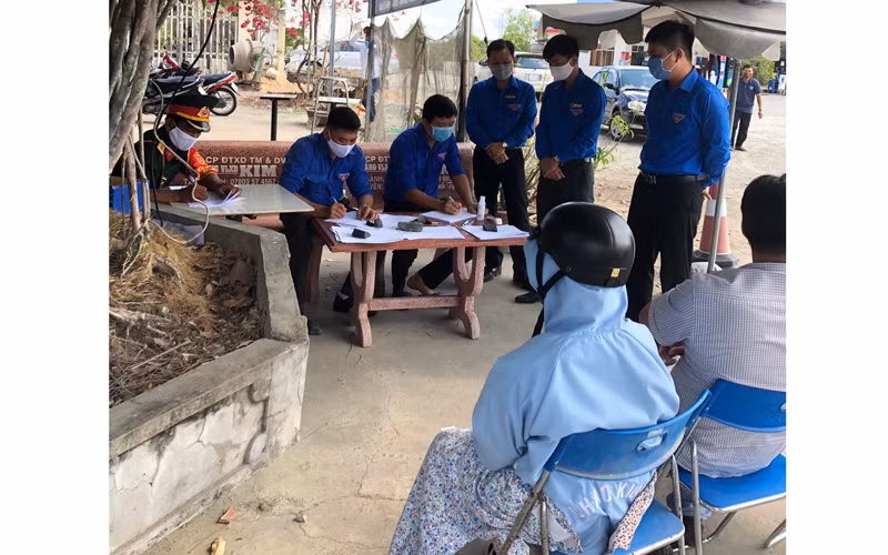 Lực lượng chức năng Cà Mau lấy thông tin điều tra dịch tễ các trường hợp tiếp xúc gần với đối tượng nghi ngờ.
