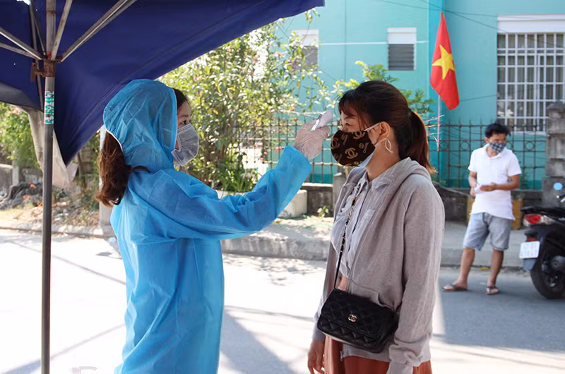 Đo thân nhiệt cử tri.