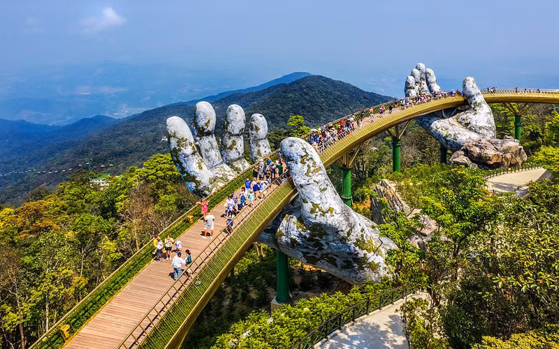 Cầu Vàng Đà Nẵng tạo ra "cơn sốt" trên các nền tảng mạng xã hội kể từ khi hình thành (Ảnh: DAILY MAIL)