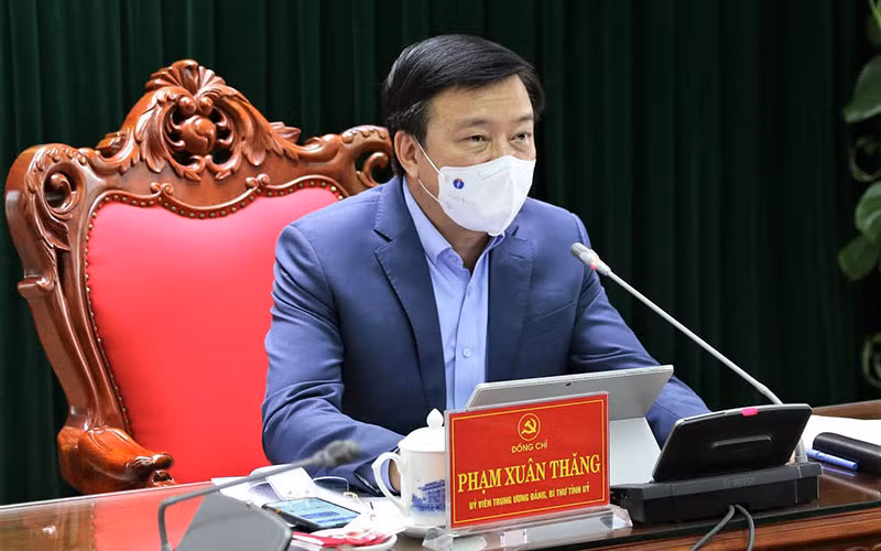 Đồng chí Phạm Xuân Thăng, Ủy viên Trung ương Đảng, Bí thư Tỉnh ủy chủ trì cuộc họp.