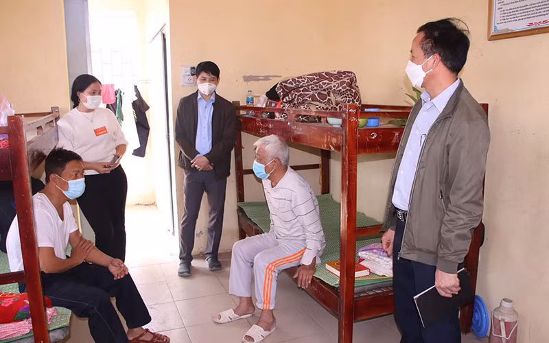 Các y bác sĩ đang thăm hỏi bệnh nhân về tình hình ăn uống, sinh hoạt.