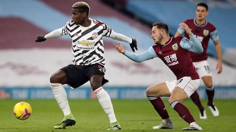 P. Pogba (áo sọc đen-trắng) ghi bàn thắng duy nhất của trận đấu cho Man United.
