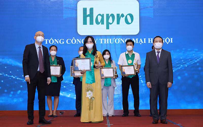 Bà Đỗ Tuệ Tâm, Phó Tổng Giám đốc Tổng công ty Thương mại Hà Nội tại lễ vình danh “Thương hiệu mạnh Việt Nam”. 