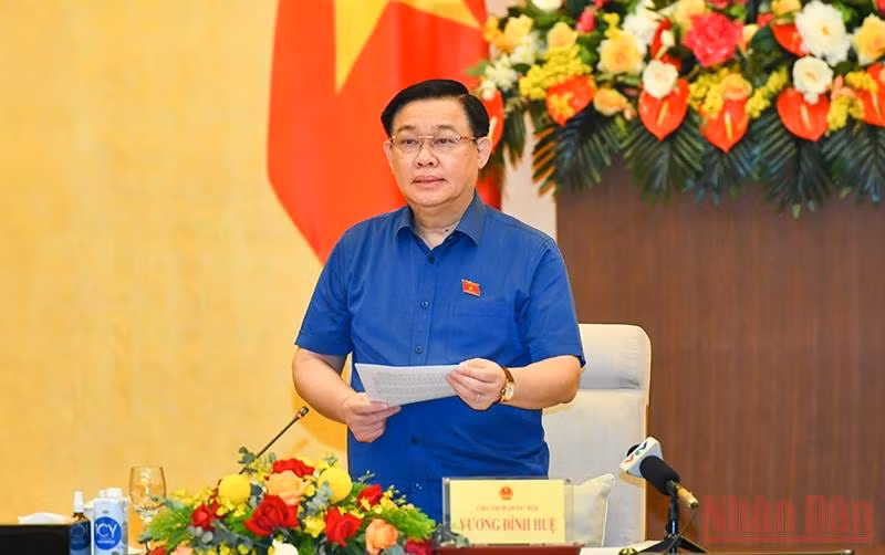 Chủ tịch Quốc hội Vương Đình Huệ chủ trì và phát biểu khai mạc buổi làm việc. (Ảnh: Duy Linh) 