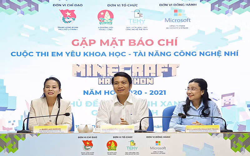 Các thành viên Ban Tổ chức cung cấp thông tin về Cuộc thi tại chương trình. 