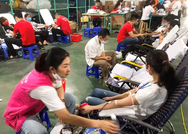 Công nhân, người lao động ở Khu công nghiệp Lễ Môn tình nguyện hiến máu.
