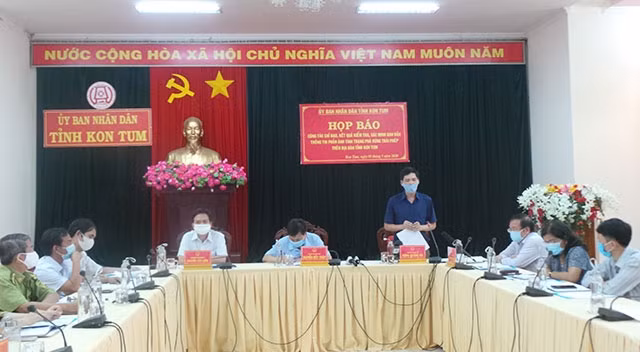 Toàn cảnh buổi họp báo của UBND tỉnh Kon Tum.