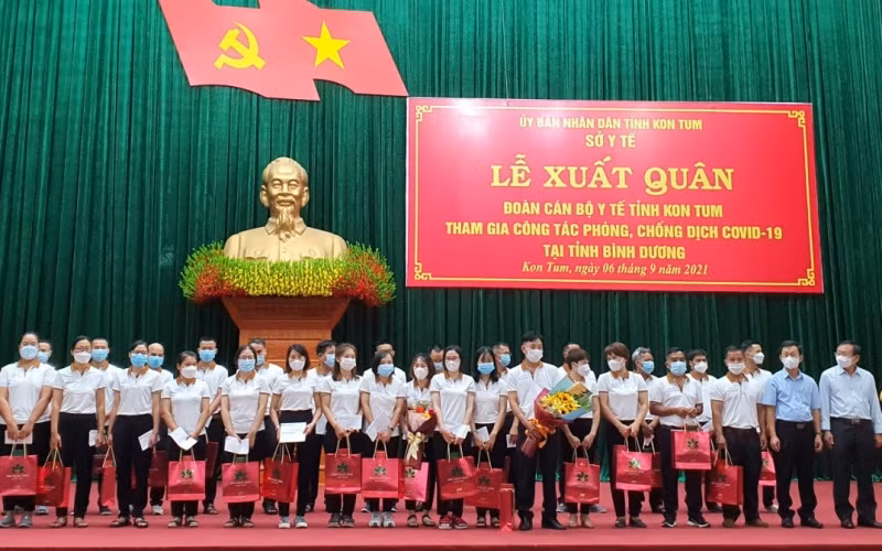 Lãnh đạo tỉnh Kon Tum tặng hoa, quà động viên Đoàn công tác tham gia chống dịch Covid-19 tại Bình Dương.