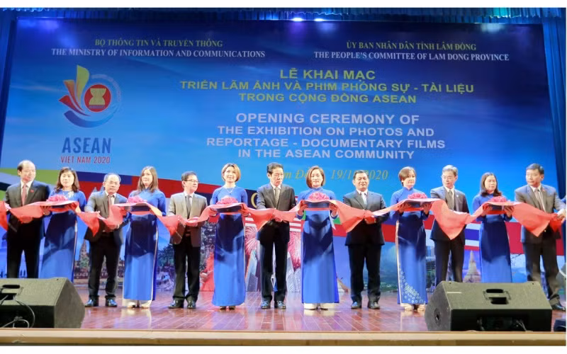 Các đại biểu cắt băng khai mạc triển lãm.