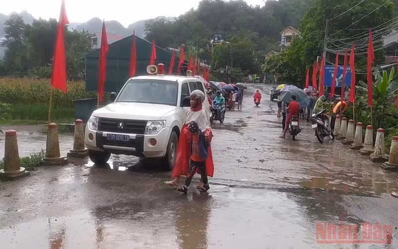 Lực lượng tập trung tìm kiếm các nạn nhân.