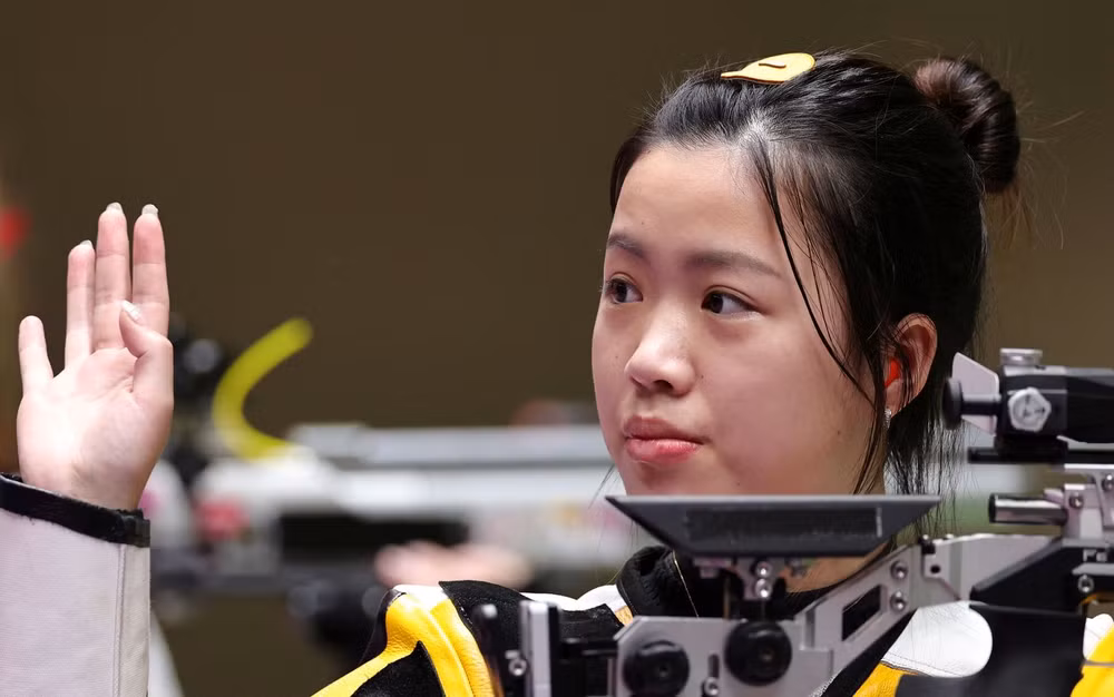 Yang Qian giành huy chương vàng đầu tiên tại Olympic Tokyo 2020, đồng thời cũng thiết lập kỷ lục Olympic mới ở nội dung 10m súng trường hơi nữ. (Ảnh: Reuters)