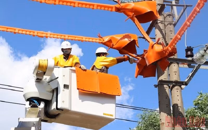Cung cấp điện trong ngày nắng nóng.