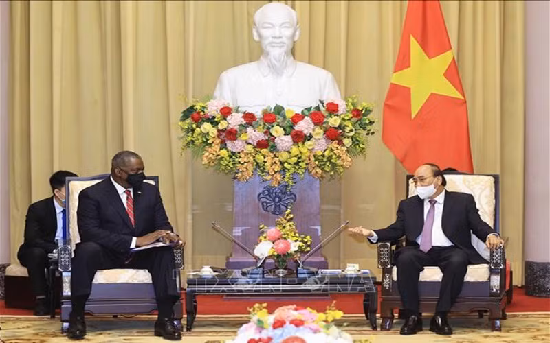 Chủ tịch nước Nguyễn Xuân Phúc tiếp Bộ trưởng Quốc phòng Hoa Kỳ Lloyd Austin. (Ảnh: TTXVN)