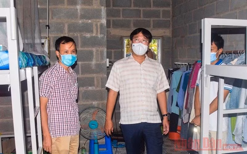 Bí thư Tỉnh ủy Đồng Tháp đi kiểm tra nơi ở của công nhân bên trong một nhà máy.