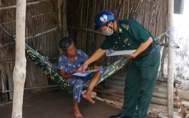Tặng quà Tết cho người dân vùng biên giới biển Sóc Trăng -0