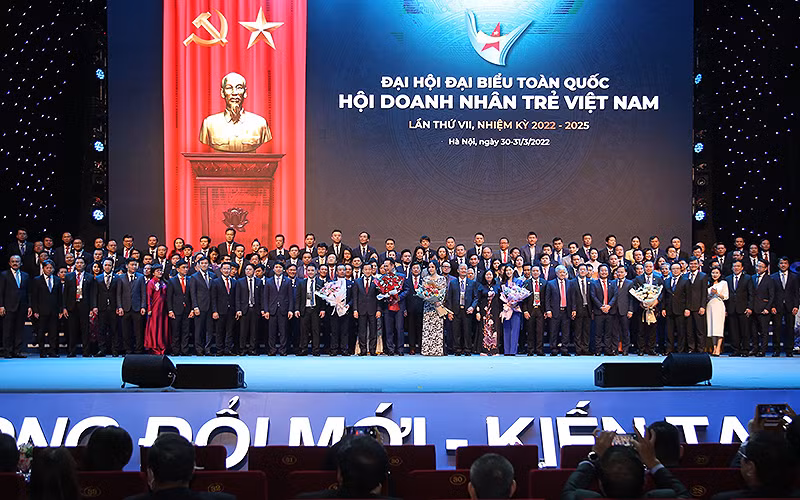 Ủy ban Trung ương Hội Doanh nhân trẻ Việt Nam khóa VII ra mắt Đại hội.