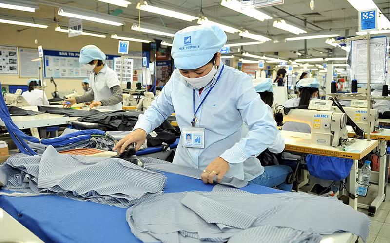 Công nhân may quần áo xuất khẩu tại Tổng công ty May 10 (Tập đoàn Dệt may Việt Nam).Ảnh: NGỌC MAI