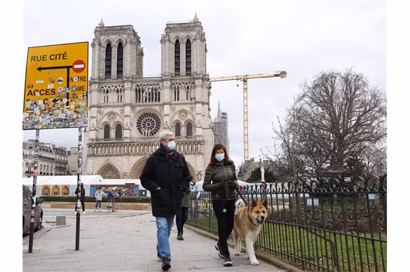Người dân đeo khẩu trang phòng lây nhiễm COVID-19 tại Paris (Pháp). (Ảnh: THX/TTXVN)