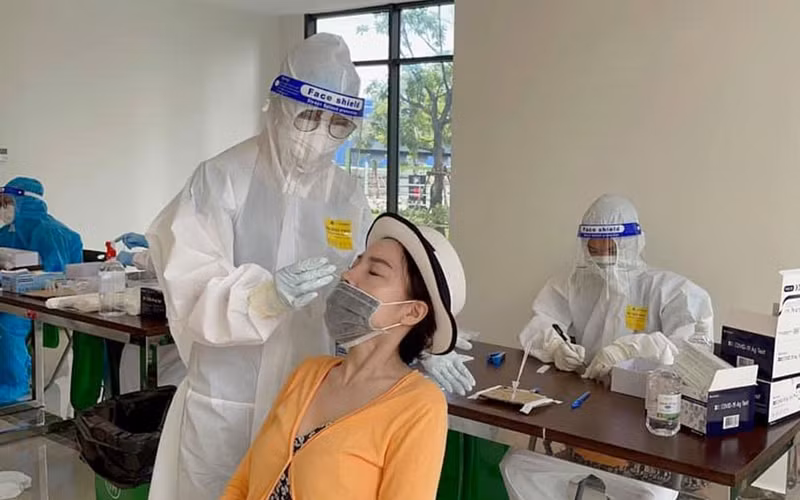 Nguyễn Quỳnh Hương lấy mẫu xét nghiệm Covid-19 cho người dân phường Tam Phú, TP Thủ Đức (TP Hồ Chí Minh). 