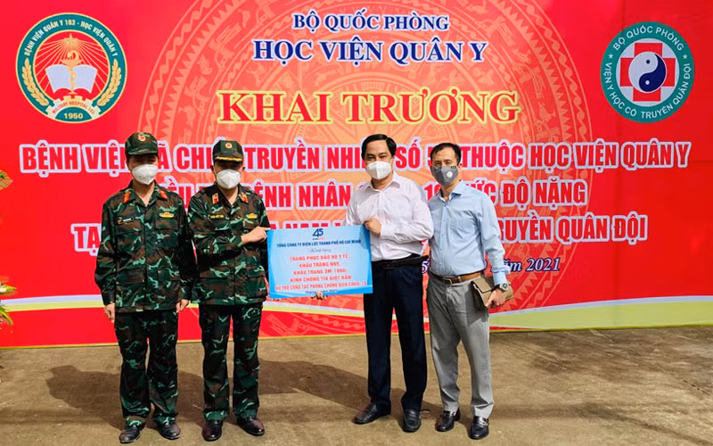 Đại diện EVNHCMC trao bảng hỗ trợ thiết bị y tế cho Bệnh viện dã chiến truyền nhiễm số 5G.